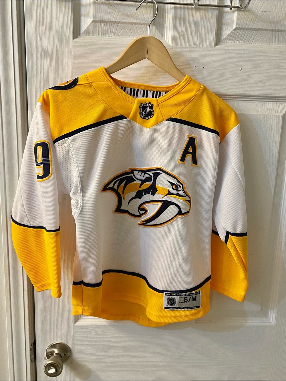 Official License NHL Nashville Predators jersey size small Youth, good condition